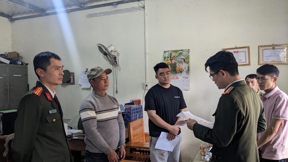 Lực lượng chức năng tiến hành các thủ tục khởi tố bị can. Lực lượng chức năng tiến hành các thủ tục khởi tố bị can.