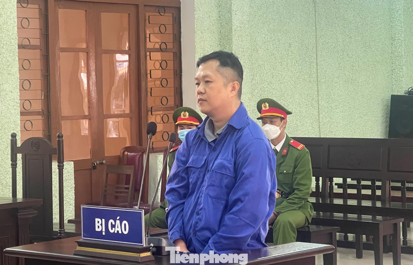 Bị cáo Nông Thanh Tùng ra tòa lĩnh án -Ảnh: CB