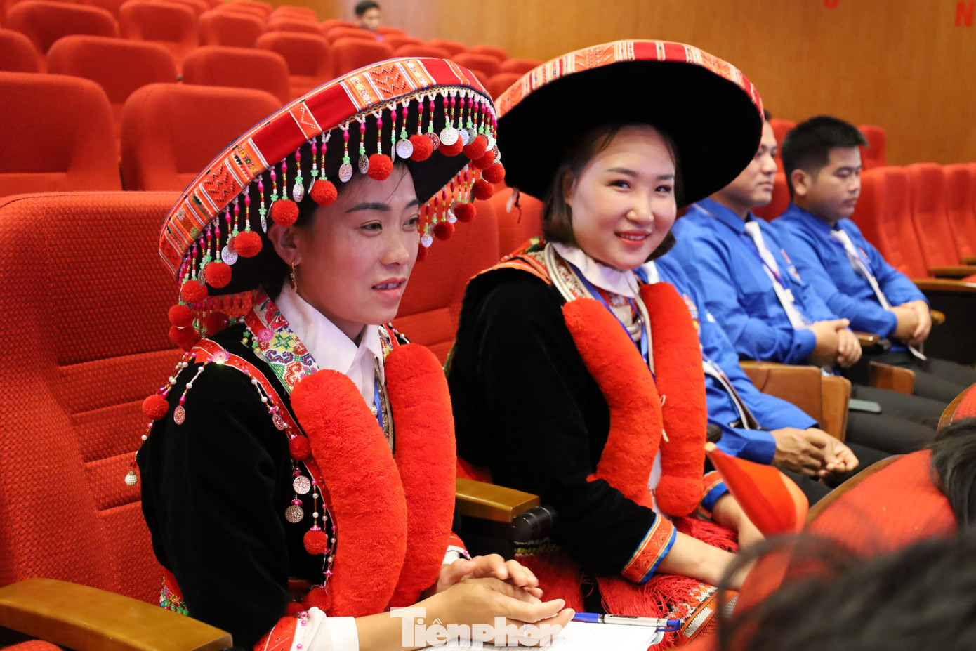 Đoàn viên người Dao với trang phục rực rỡ, nổi bật Đoàn viên người Dao với trang phục rực rỡ, nổi bật