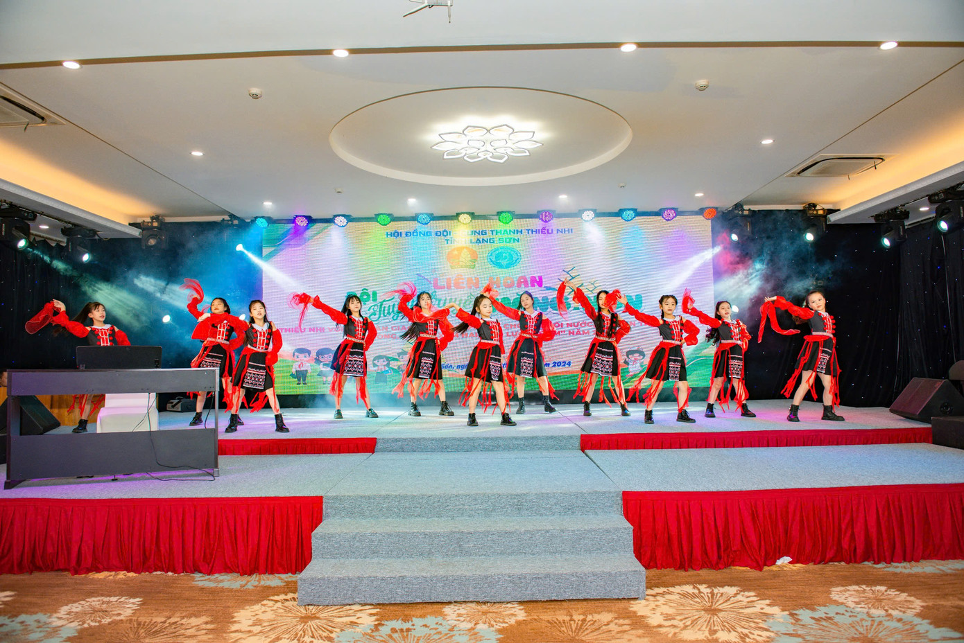 Nhiều tiết mục đậm đà bản sắc dân tộc.