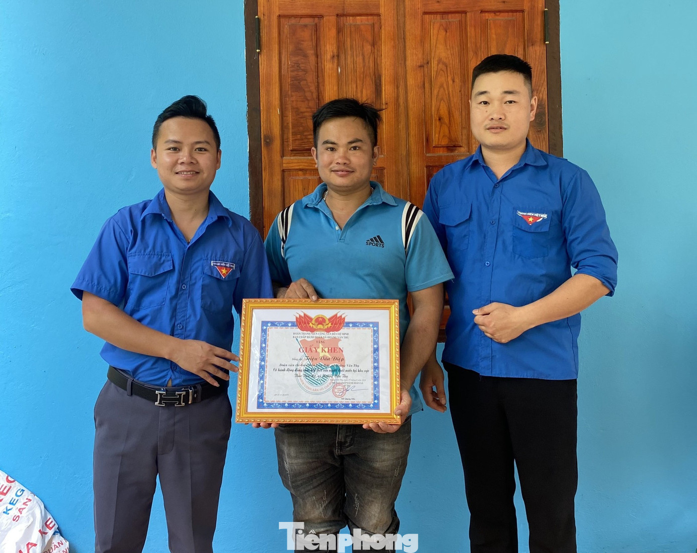 Anh Triệu Văn Điệp (giữa) nhận giấy khen của tổ chức Đoàn thanh niên địa phương. Ảnh: Duy Chiến