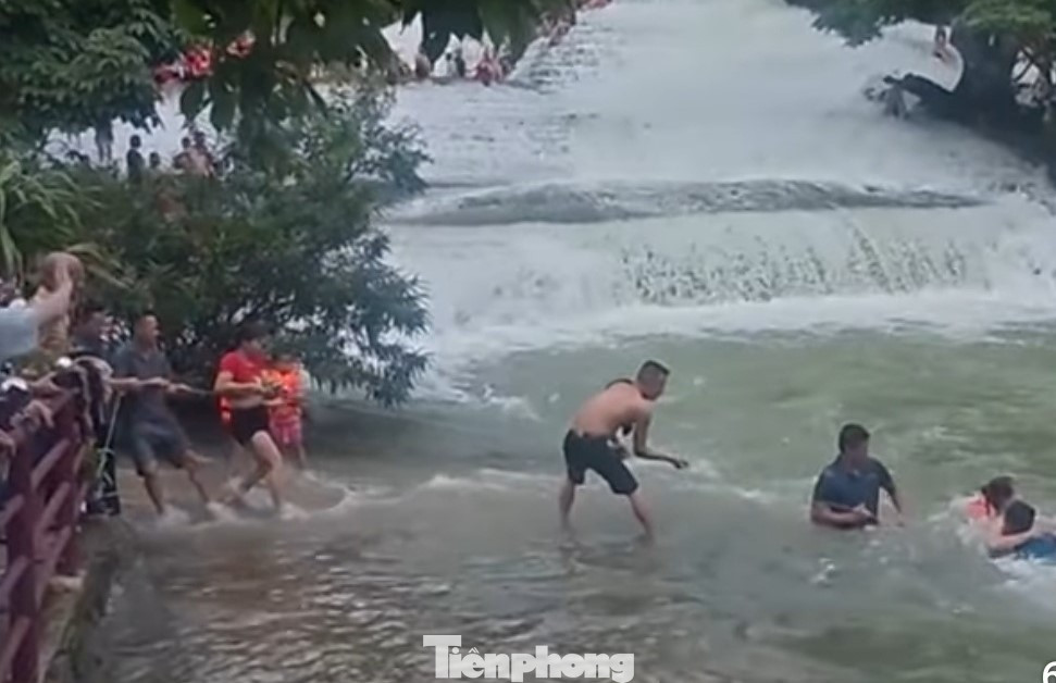 Người dân kịp thời hỗ trợ đưa người phụ nữ đuối nước vào bờ an toàn.