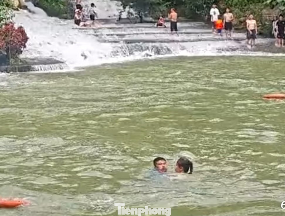 Anh Điệp vượt qua dòng nước sâu, chảy xiết để cứu người.