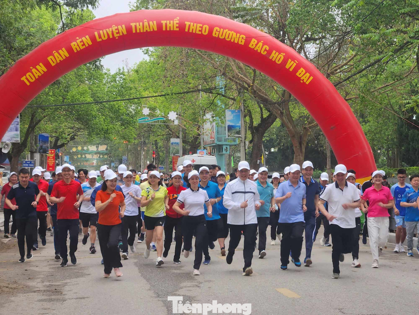 Lãnh đạo tỉnh, sở ban ngành, lực lượng vũ trang tham gia chạy hưởng ứng. Ảnh: Duy Chiến Lãnh đạo tỉnh, sở ban ngành, lực lượng vũ trang tham gia chạy hưởng ứng. Ảnh: Duy Chiến