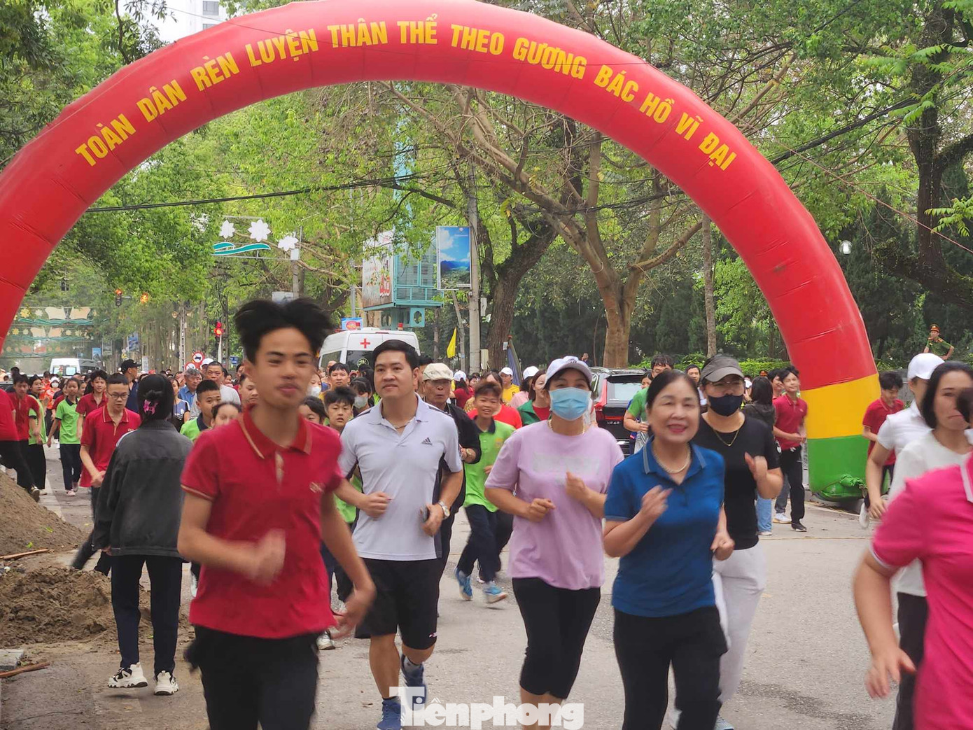 Nhiều em học sinh tích cực tham gia chạy olympic. Nhiều em học sinh tích cực tham gia chạy olympic.