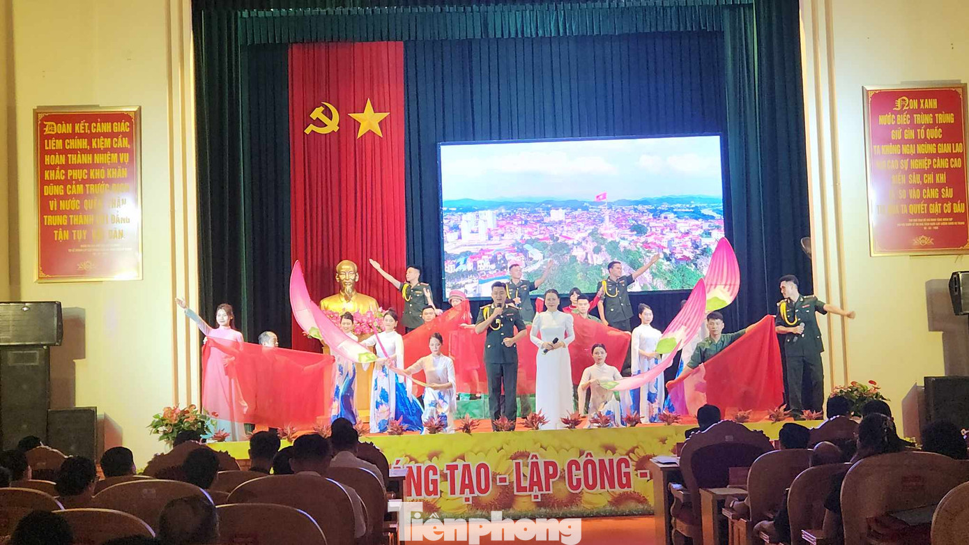 Vang mãi bài ca thi đua quyết thắng của lực lượng Biên phòng Lạng Sơn. Ảnh: Duy Chiến Vang mãi bài ca thi đua quyết thắng của lực lượng Biên phòng Lạng Sơn. Ảnh: Duy Chiến