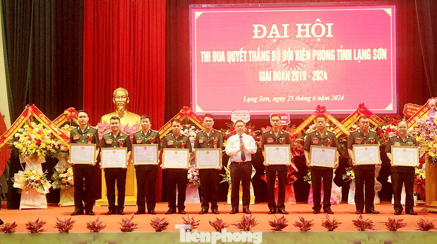 Nhiều cá nhân điển hình tiên tiến nhận Bằng khen của Chủ tịch UBND tỉnh Lạng Sơn. Ảnh: Duy Chiến Nhiều cá nhân điển hình tiên tiến nhận Bằng khen của Chủ tịch UBND tỉnh Lạng Sơn. Ảnh: Duy Chiến