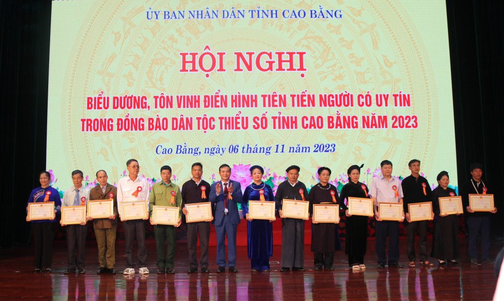 Các điển hình tiến tiến người có uy tín trong dân tộc thiểu số Cao Bằng được tôn vinh. Ảnh: CB