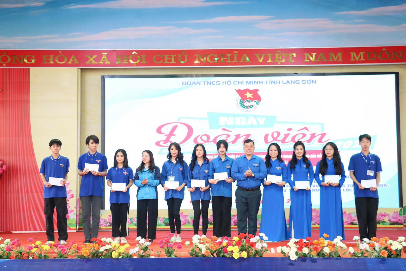 Anh Lăng Văn Chí - Phó Bí thư Thường trực Tỉnh Đoàn Lạng Sơn tham dự chương trình, tặng quà cho những đoàn viên có thành tích xuất sắc trên địa bàn. Chương trình "Ngày đoàn viên" cấp tỉnh năm 2025 thu hút sự tham gia của các thầy cô giáo, cán bộ đoàn cơ sở và hơn 1.000 em học sinh trường THPT Cao Lộc tạo không khí sôi nổi, tươi vui. Ảnh: Duy Chiến