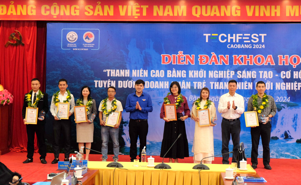 Tỉnh Đoàn- Hội LHTN Việt Nam tỉnh Cao Bằng tôn vinh các doanh nhân, doanh nghiệp địa phương tiêu biểu. Tỉnh Đoàn- Hội LHTN Việt Nam tỉnh Cao Bằng tôn vinh các doanh nhân, doanh nghiệp địa phương tiêu biểu.