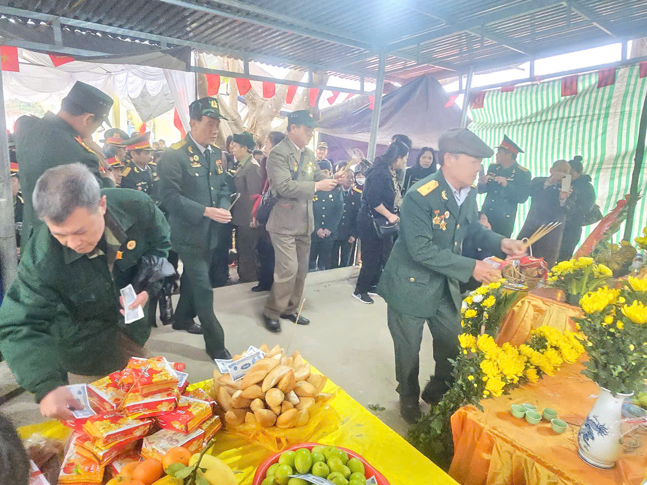 Từ sáng đến trưa ngày 17/2, cựu chiến binh tiếp tục đến pháo đài dâng hương, dâng hoa tưởng nhớ đồng chí, đồng đội đã hy sinh. (Ảnh: Duy Chiến)