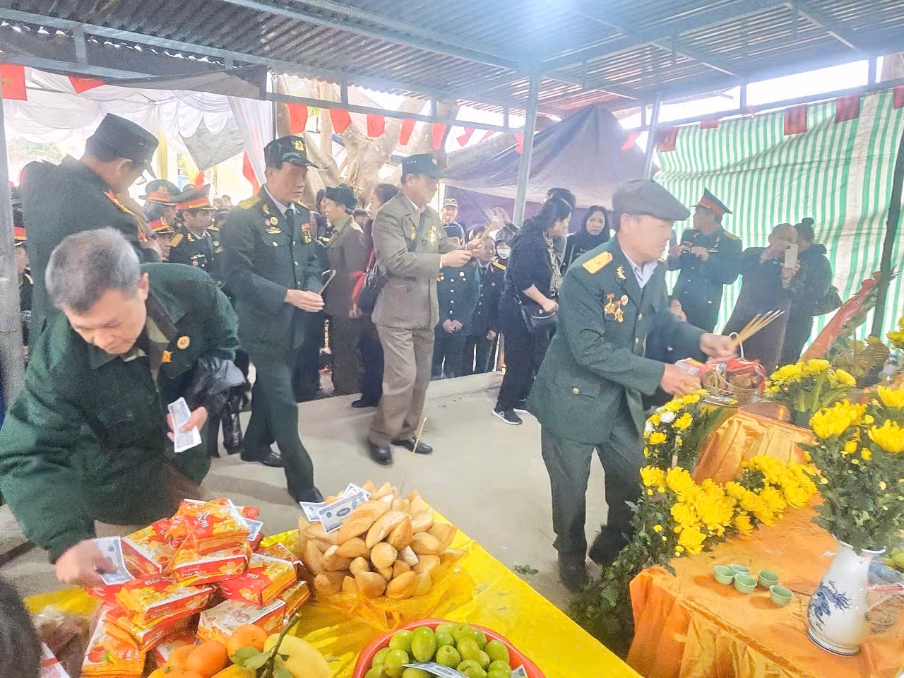 Từ sáng đến trưa ngày 17/2, cựu chiến binh tiếp tục đến pháo đài dâng hương, dâng hoa tưởng nhớ đồng chí, đồng đội đã hy sinh. (Ảnh: Duy Chiến) Từ sáng đến trưa ngày 17/2, cựu chiến binh tiếp tục đến pháo đài dâng hương, dâng hoa tưởng nhớ đồng chí, đồng đội đã hy sinh. (Ảnh: Duy Chiến)