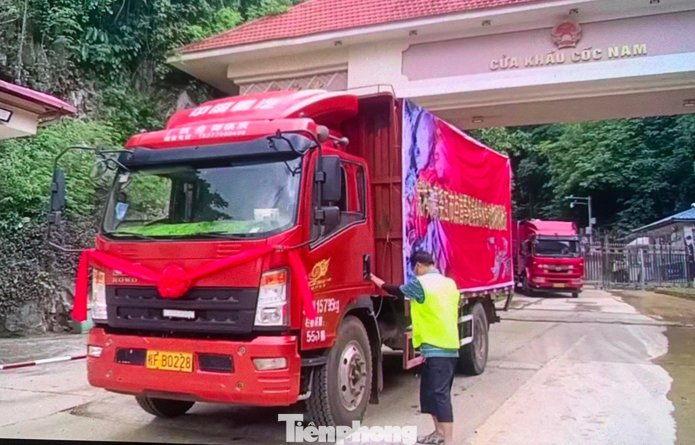 Hàng hóa qua cửa khẩu Cốc Nam (huyện Văn Lãng).