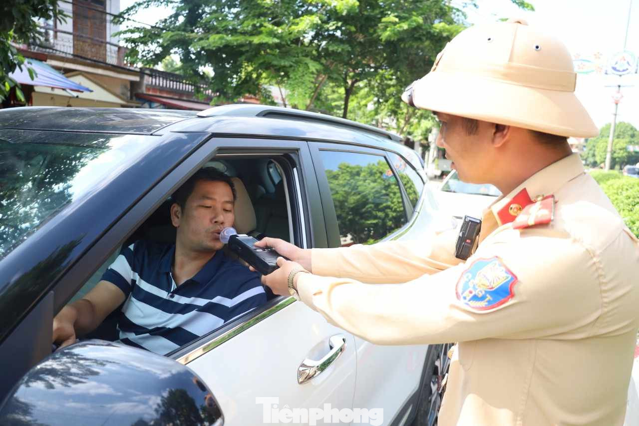 Lực lượng CSGT Công an Lạng Sơn đã và đang tăng cường kiểm tra nồng độ cồn đối với lái xe điều khiển các phương tiện giao thông. Ảnh: N. My Lực lượng CSGT Công an Lạng Sơn đã và đang tăng cường kiểm tra nồng độ cồn đối với lái xe điều khiển các phương tiện giao thông. Ảnh: N. My