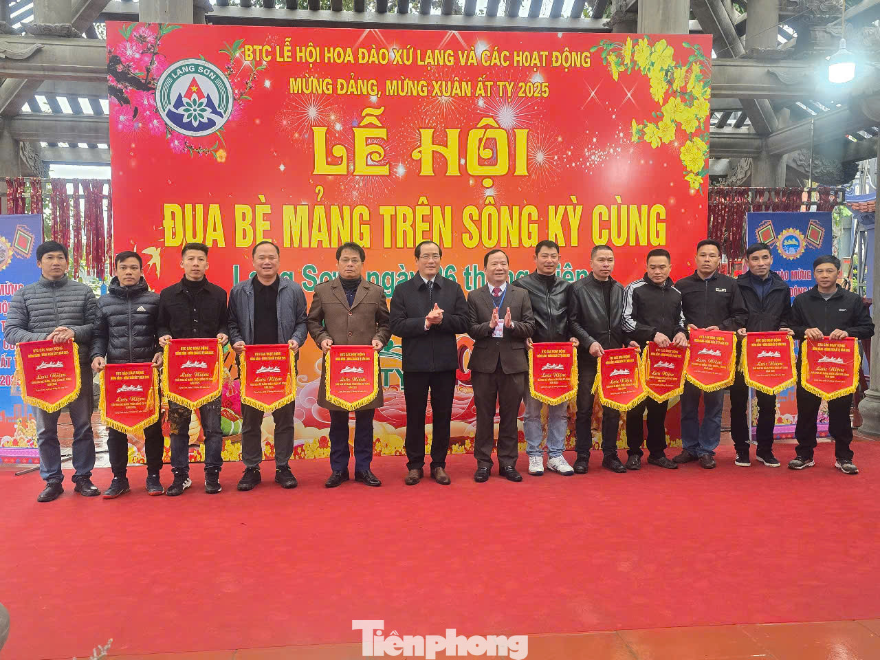 Trao cờ lưu niệm cho các đội tham gia đua bè mảng 2025. Ảnh: Duy Chiến. Trao cờ lưu niệm cho các đội tham gia đua bè mảng 2025. Ảnh: Duy Chiến.