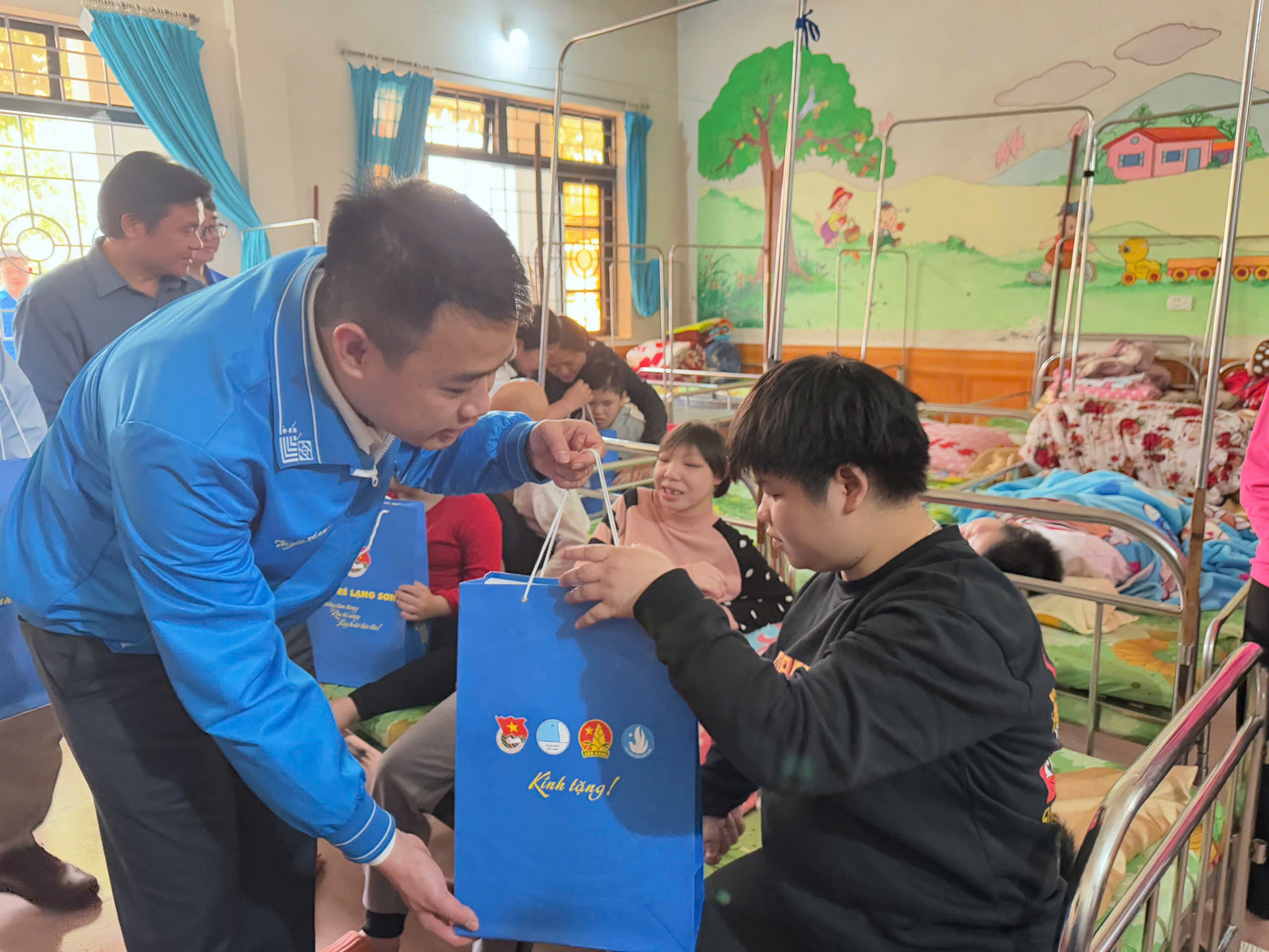 Tỉnh Đoàn Lạng Sơn tặng quà cho các cháu khuyết tật đang sinh sống ở mái ấm Vinh Sơn, huyện Tràng Định. Tỉnh Đoàn Lạng Sơn tặng quà cho các cháu khuyết tật đang sinh sống ở mái ấm Vinh Sơn, huyện Tràng Định.