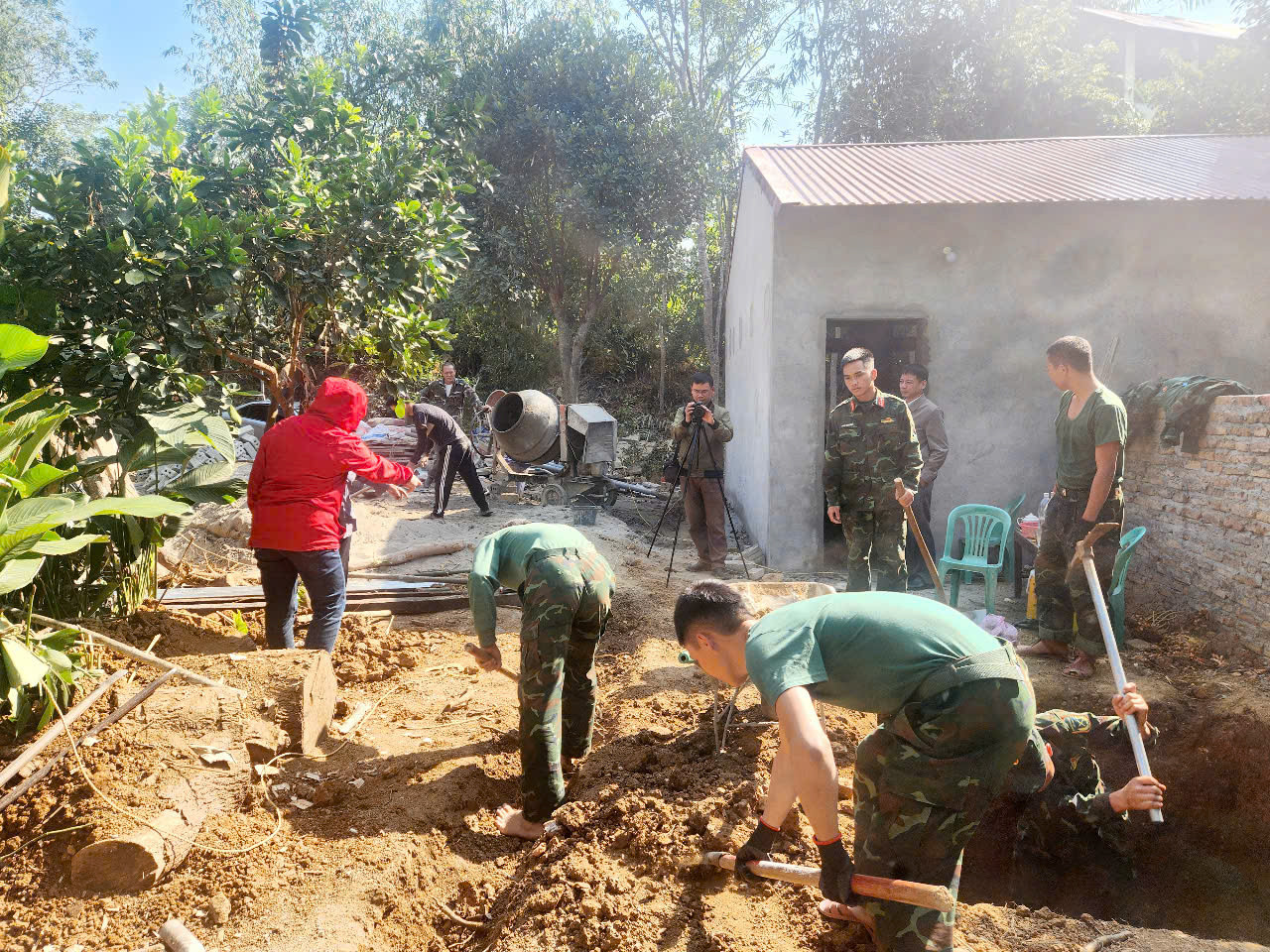 Cán bộ, chiến sỹ Trung đoàn 141 tham gia xây dựng nhà cho gia đình chính sách tại thị trấn Đồng Mỏ, huyện Chi Lăng. (Ảnh: Duy Chiến) Cán bộ, chiến sỹ Trung đoàn 141 tham gia xây dựng nhà cho gia đình chính sách tại thị trấn Đồng Mỏ, huyện Chi Lăng. (Ảnh: Duy Chiến)