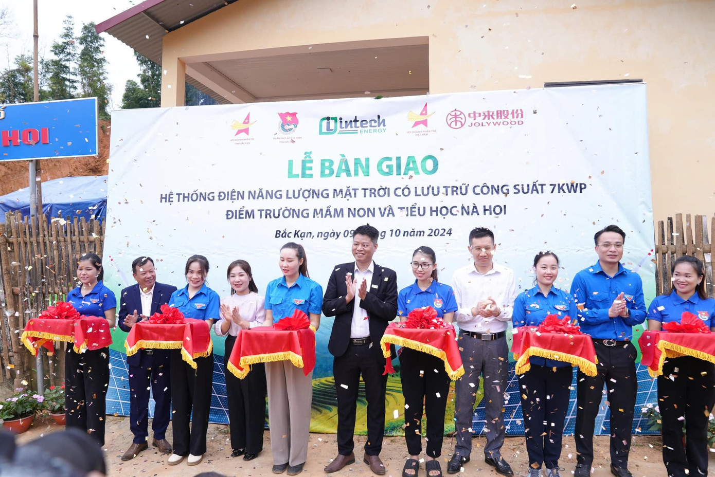 Nghi thức khánh thành, bàn giao hệ thống điện năng lượng mặt trời tại điểm trường Nà Hoi.