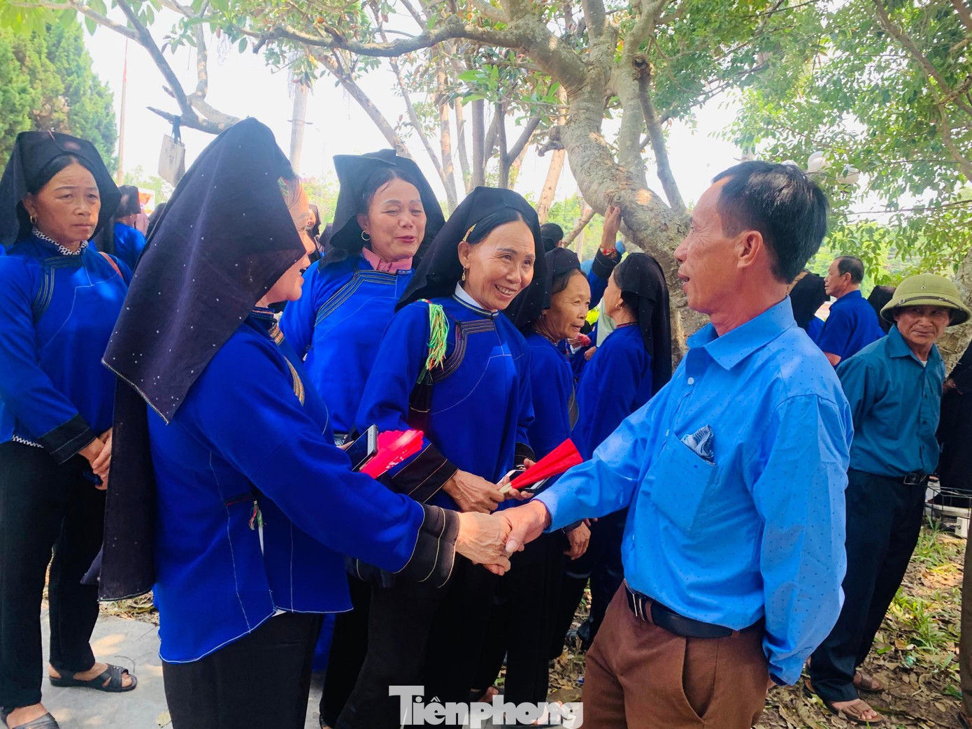 Gặp nhau tay bắt, mặt mừng. Ảnh: Duy Chiến