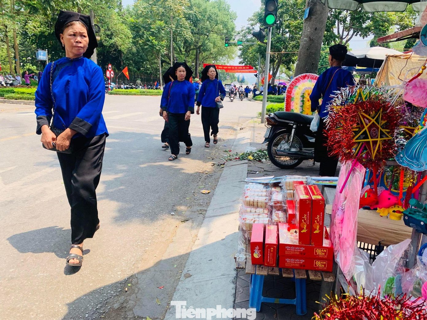 Quầy bán bánh nướng, kẹo bánh, đèn ông sao cũng khá nhộn nhịp. Ảnh: Duy Chiến