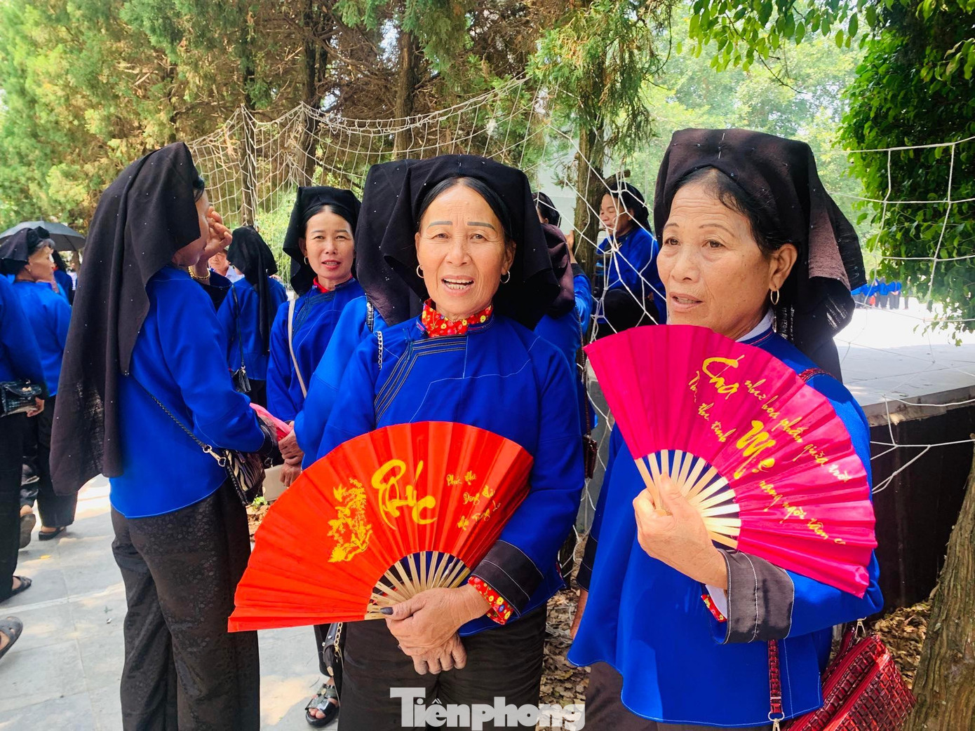 Như một tập tục, phụ nữ đến hát Sli thường mang trên tay một chiếc quạt. Ảnh: Duy Chiến