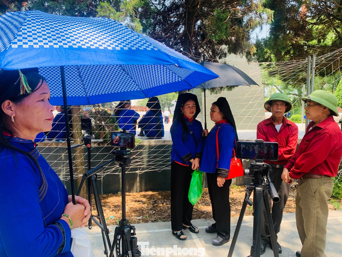 Quay lại cảnh hát và phát trực tiếp trên mạng xã hội. Ảnh: Duy Chiến