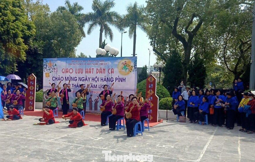 Mở đầu cho ngày hội, các Đội văn nghệ quần chúng tham gia biểu diễn chào mừng. Ảnh: Duy Chiến