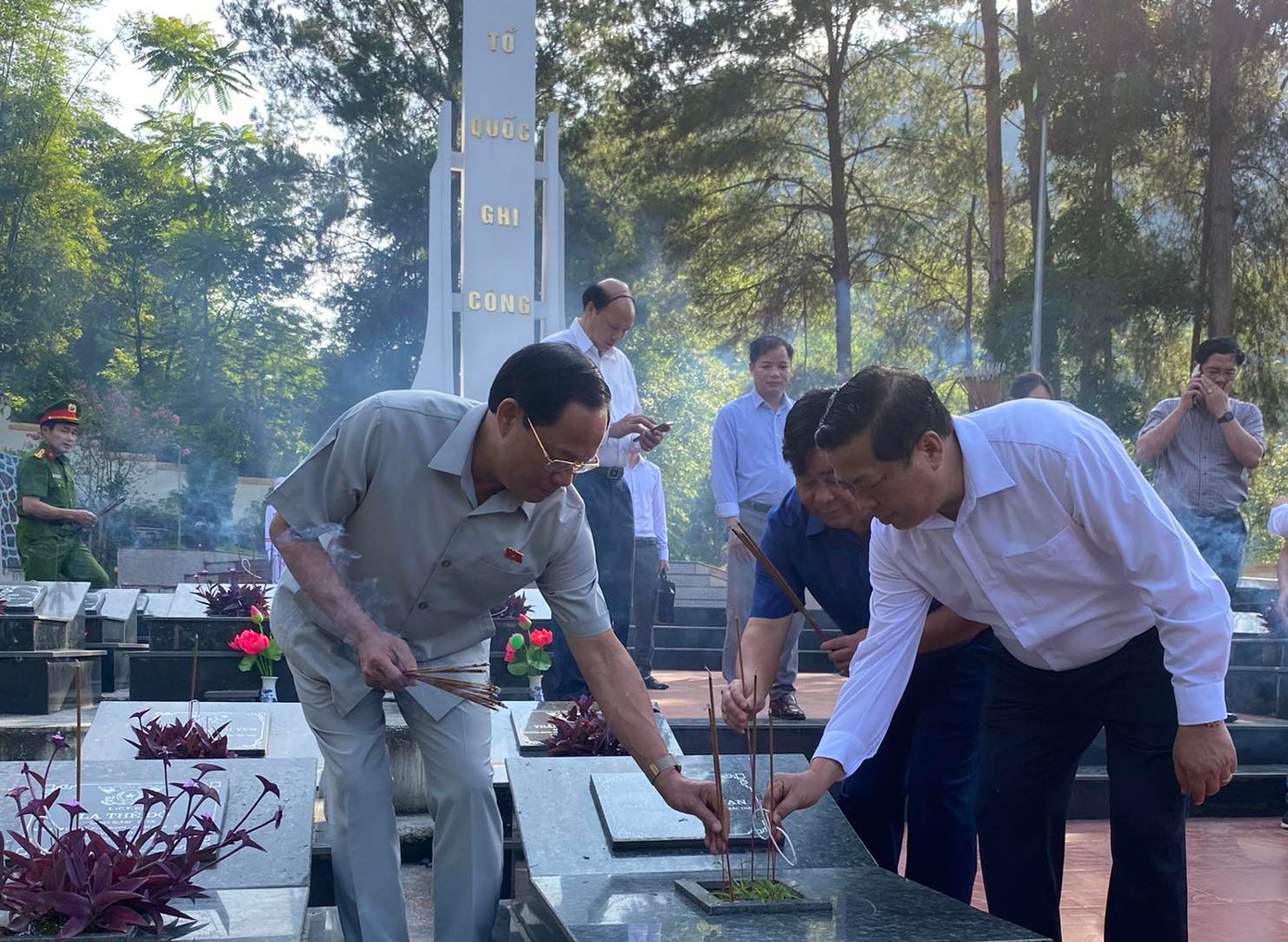 Đoàn đại biểu Quốc hội viếng nghĩa trang liệt sỹ Trùng Khánh, Cao Bằng. (ảnh: K.P) Đoàn đại biểu Quốc hội viếng nghĩa trang liệt sỹ Trùng Khánh, Cao Bằng. (ảnh: K.P)