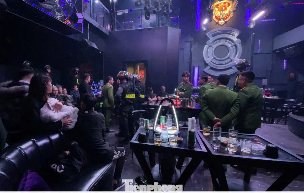 Lực lượng chức năng phát hiện nhiều thanh niên sử dụng bóng cười trong quán bar ở thành phố Lạng Sơn.