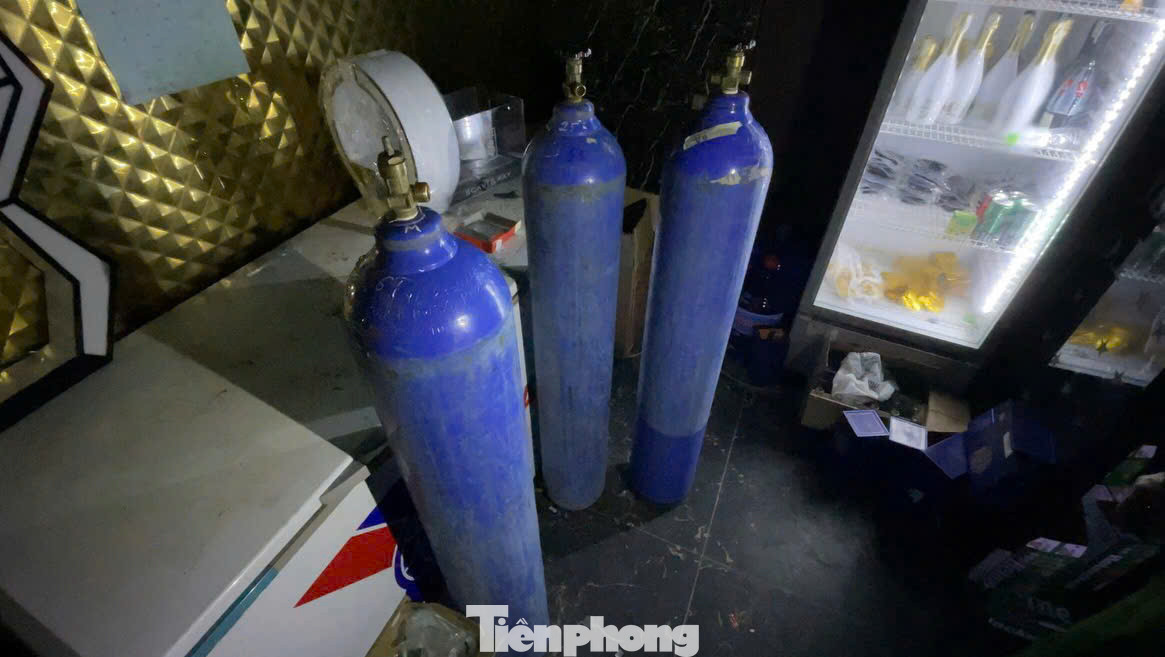 Tang vật thu giữ tại các quán bar ở đường Lý Thường Kiệt- trung tâm thành phố Lạng Sơn.