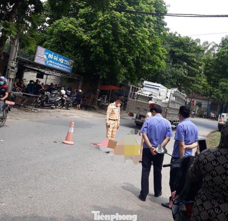 Lực lượng chức năng huyện Hữu Lũng tiến hành khám nghiệm hiện trường, điều tra sự việc -Ảnh: TL Lực lượng chức năng huyện Hữu Lũng tiến hành khám nghiệm hiện trường, điều tra sự việc -Ảnh: TL