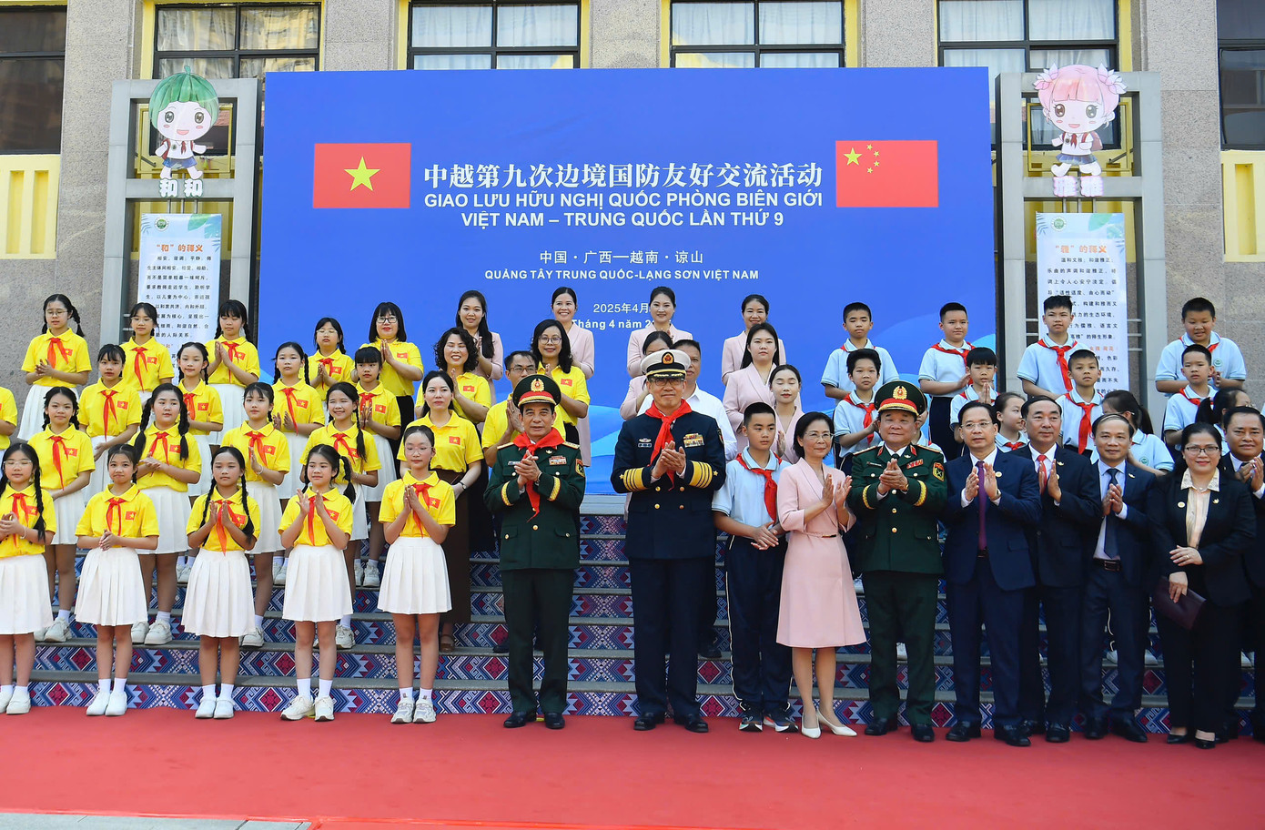 Đại tướng Phan Văn Giang, Bộ trưởng Bộ Quốc phòng Việt Nam, và Thượng tướng Đổng Quân, Bộ trưởng Bộ Quốc phòng Trung Quốc, cùng đoàn đại biểu cấp cao hai nước đã đến thăm Trường Tiểu học số 4, thành phố Bằng Tường, Khu tự trị dân tộc Choang Quảng Tây, Trung Quốc.