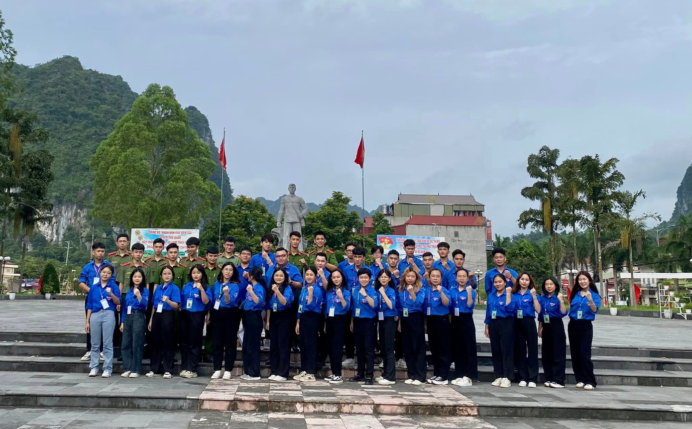 Thể hiện sự quyết tâm của Hội đồng hương sinh viên Lạng Sơn tại Lễ ra quân tình nguyện hè tại tượng đài lưu niệm đồng chí Lương Văn Tri ở Văn Quan Thể hiện sự quyết tâm của Hội đồng hương sinh viên Lạng Sơn tại Lễ ra quân tình nguyện hè tại tượng đài lưu niệm đồng chí Lương Văn Tri ở Văn Quan