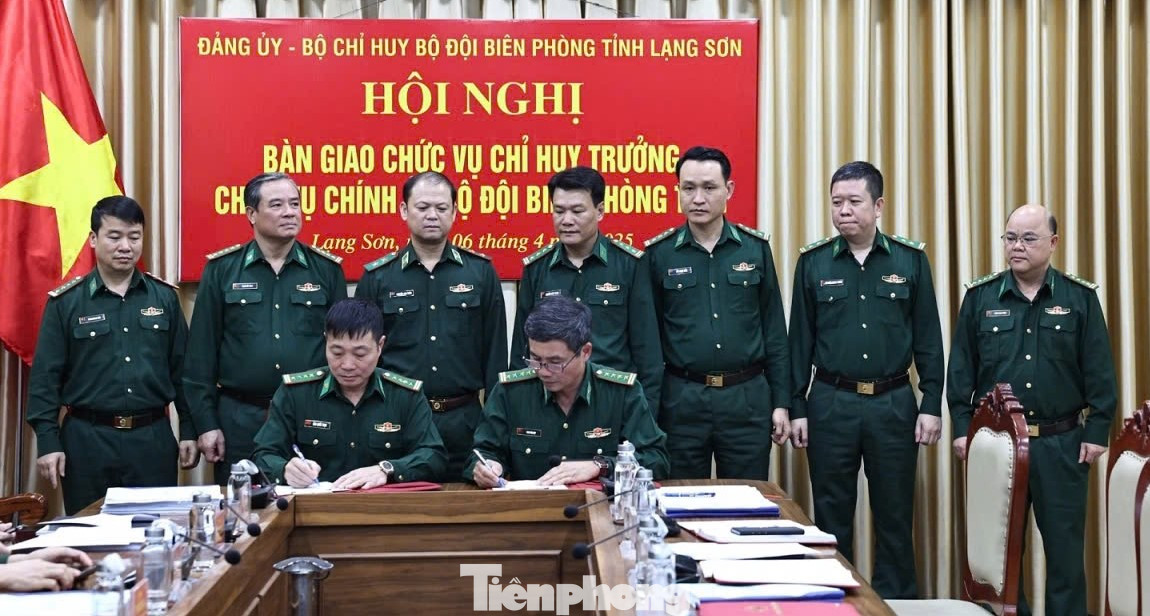 Bàn giao chức vụ Chỉ huy trưởng Bộ Chỉ huy BĐBP Lạng Sơn.