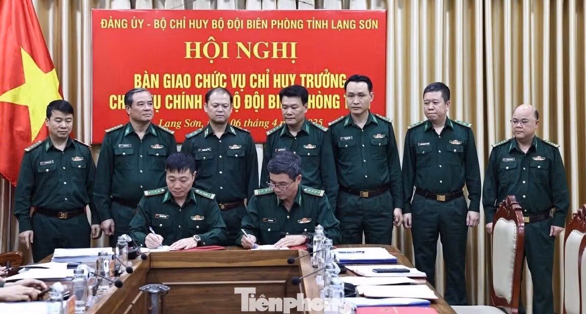 Bàn giao chức vụ Chỉ huy trưởng Bộ Chỉ huy BĐBP Lạng Sơn.