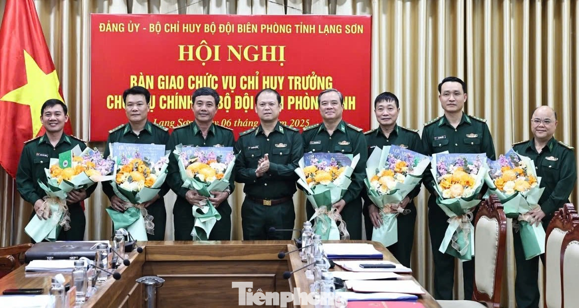 Trung tướng Nguyễn Anh Tuấn, Chính ủy BĐBP tặng hoa chúc mừng các sỹ quan hoàn thành nhiệm vụ, nghỉ chế độ và các đồng chí được giữ các cương vị công tác mới.