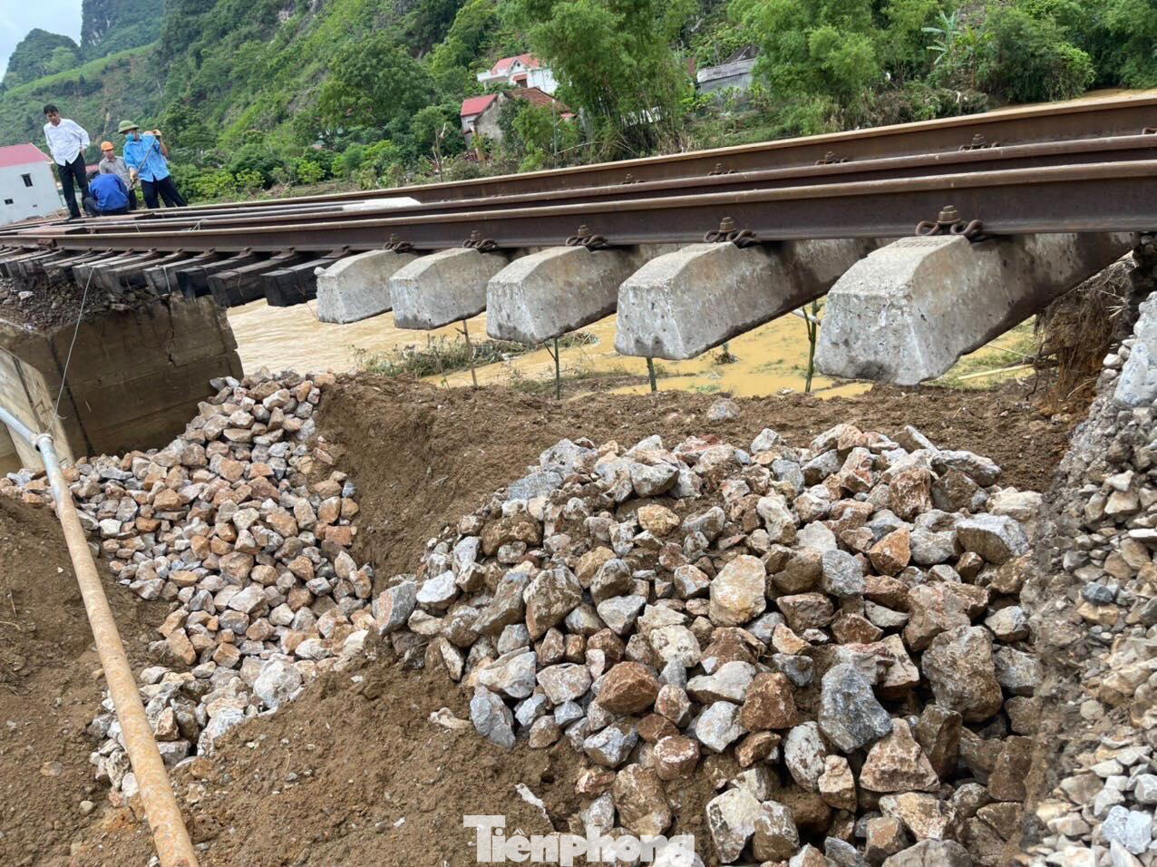 Nhiều vị trí bị nước cuốn trôi, tạo những điểm sạt lở rất nguy hiểm. Ảnh: Duy Chiến Nhiều vị trí bị nước cuốn trôi, tạo những điểm sạt lở rất nguy hiểm. Ảnh: Duy Chiến