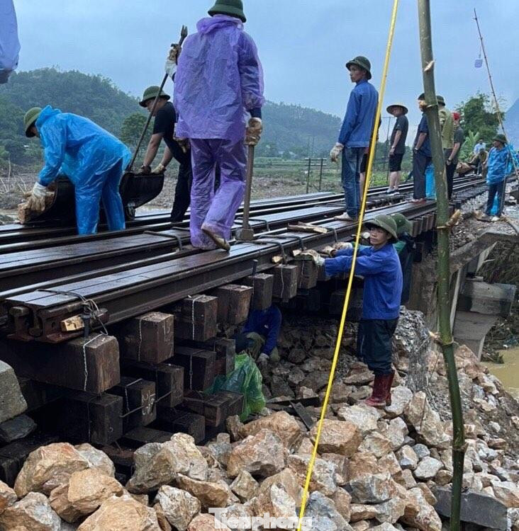 Ngành đường sắt huy động trên 600 nhân viên cùng các thiết bị máy móc để gia cố, sửa chữa tuyến đường. Ảnh: Duy Chiến Ngành đường sắt huy động trên 600 nhân viên cùng các thiết bị máy móc để gia cố, sửa chữa tuyến đường. Ảnh: Duy Chiến