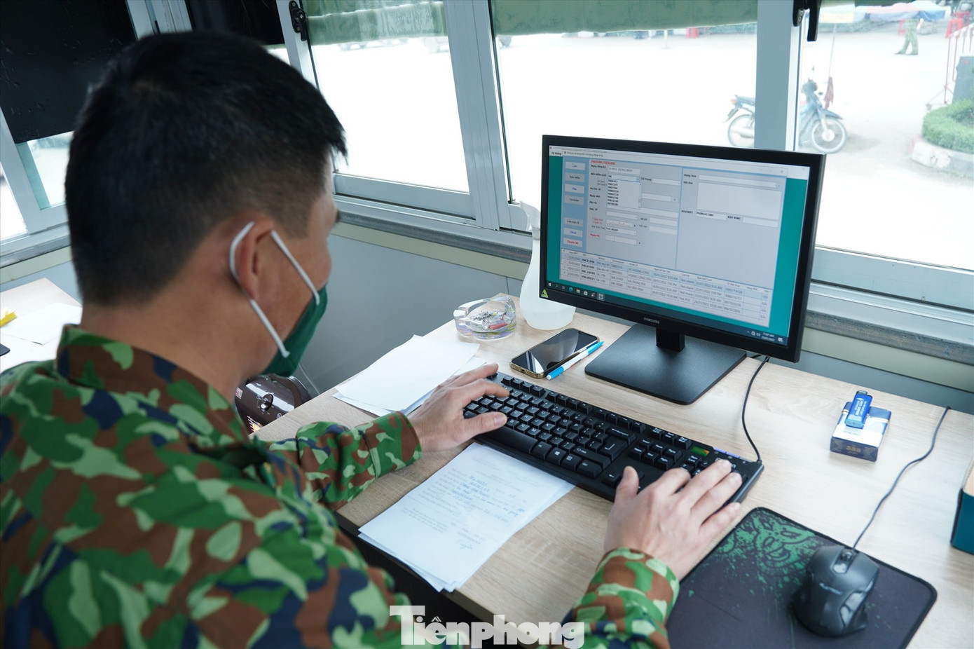 Lực lượng chức năng tỉnh Lạng Sơn hỗ trợ làm thủ tục xuất khẩu hoa quả tươi sang Trung Quốc một cách nhanh chóng,