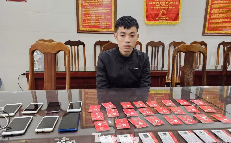 Nguyễn Văn Lộc sử dụng hàng chục sim, điện thoại để lừa đảo. (ảnh: Việt Dũng)