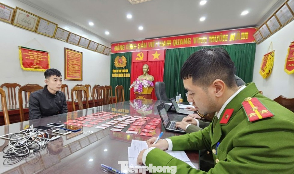 Đối tượng Lộc (bìa trái) khai nhận hành vi tại cơ quan công an (ảnh: Việt Dũng) Đối tượng Lộc (bìa trái) khai nhận hành vi tại cơ quan công an (ảnh: Việt Dũng)