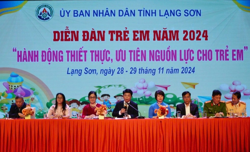 Các ngành chức năng Lạng Sơn tham gia diễn đàn, giải đáp những kiến nghị, khúc mắc của các em.