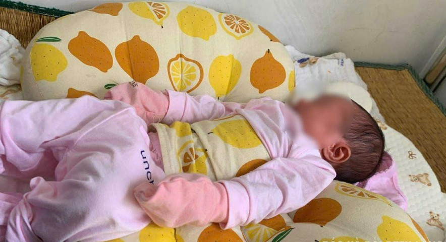 Trẻ sơ sinh hiện đang được nuôi dưỡng tại trạm y tế xã Văn Quan.