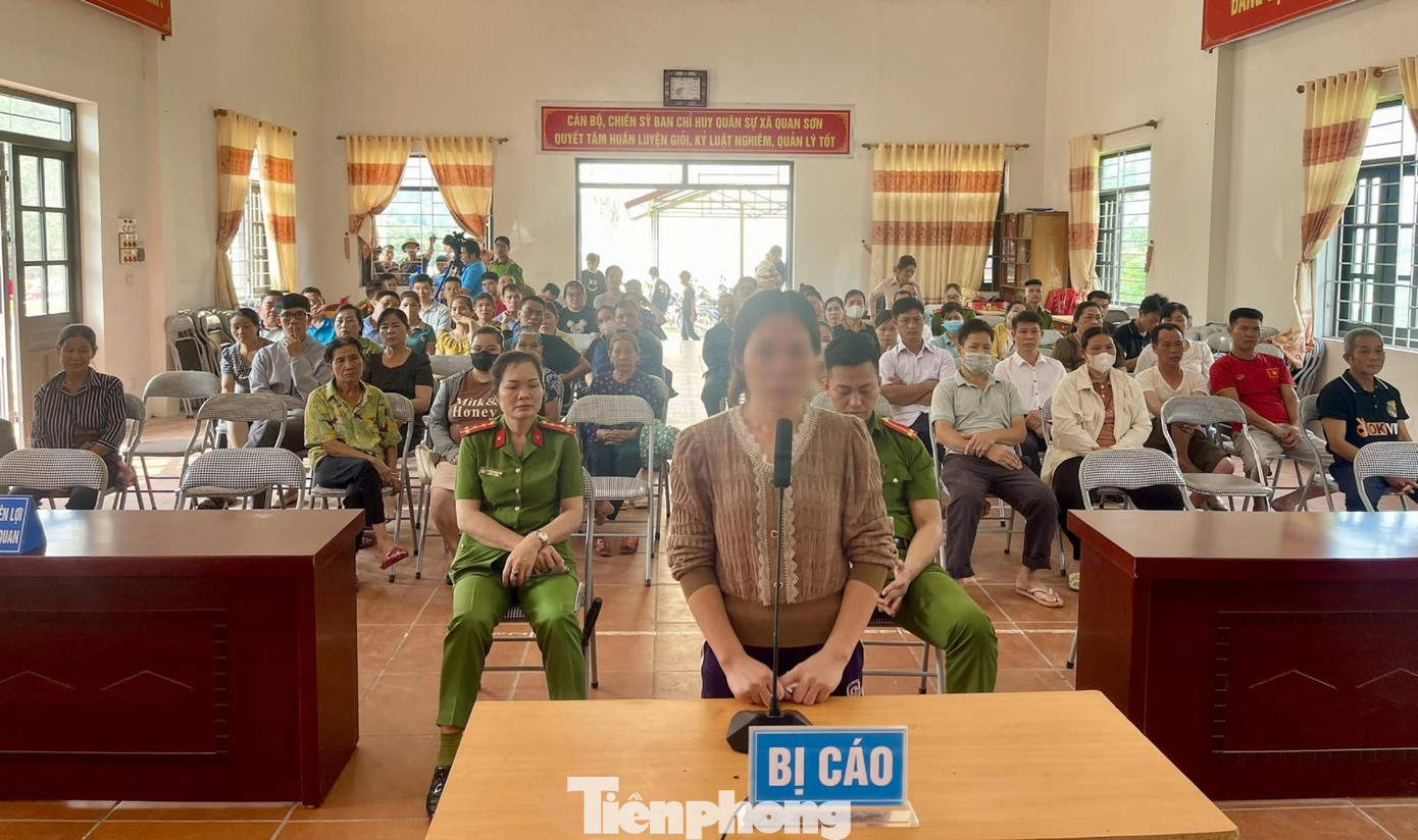 Bị cáo Vy Thị Huệ (đứng, giữa) ra tòa lĩnh án.