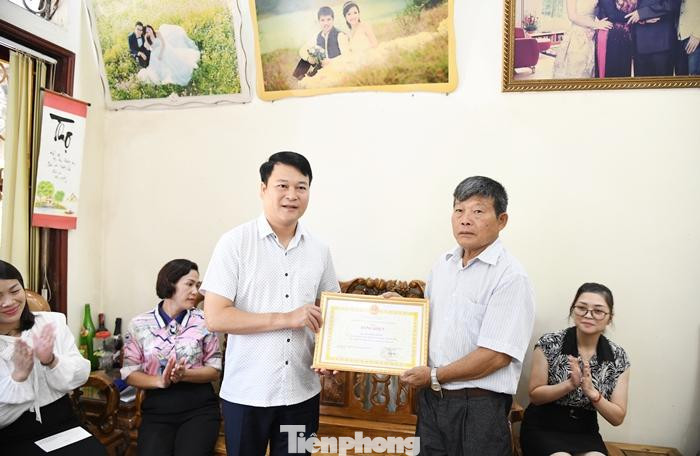 Ông Bế Công Đoàn (bìa phải, giữa) nhận Bằng khen của Chủ tịch UBND tỉnh Cao Bằng- Ảnh: TL Ông Bế Công Đoàn (bìa phải, giữa) nhận Bằng khen của Chủ tịch UBND tỉnh Cao Bằng- Ảnh: TL