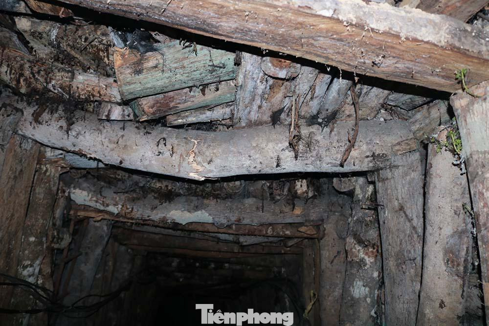 Hiện trường cho thấy, trần hầm dẫn vào khu khai thác đã xuống cấp, các cây đỡ đã mục, mọt -Ảnh: PV Mỏ mangan khai thác thủ công, nguy cơ mất an toàn lao động đã được cảnh báo từ trước -Ảnh: PV Hiện trường cho thấy, trần hầm dẫn vào khu khai thác đã xuống cấp, các cây đỡ đã mục, mọt -Ảnh: PV Mỏ mangan khai thác thủ công, nguy cơ mất an toàn lao động đã được cảnh báo từ trước -Ảnh: PV