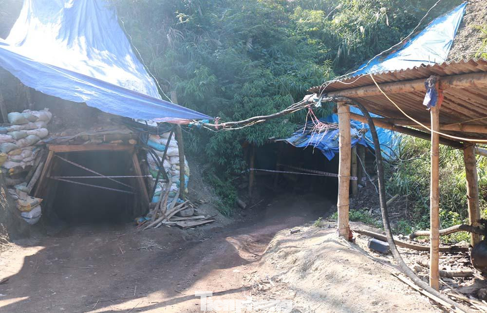 Cửa hầm lò, nơi các công nhân vào sâu để khai thác khoáng sản -Ảnh: PV Cửa hầm lò, nơi các công nhân vào sâu để khai thác khoáng sản -Ảnh: PV