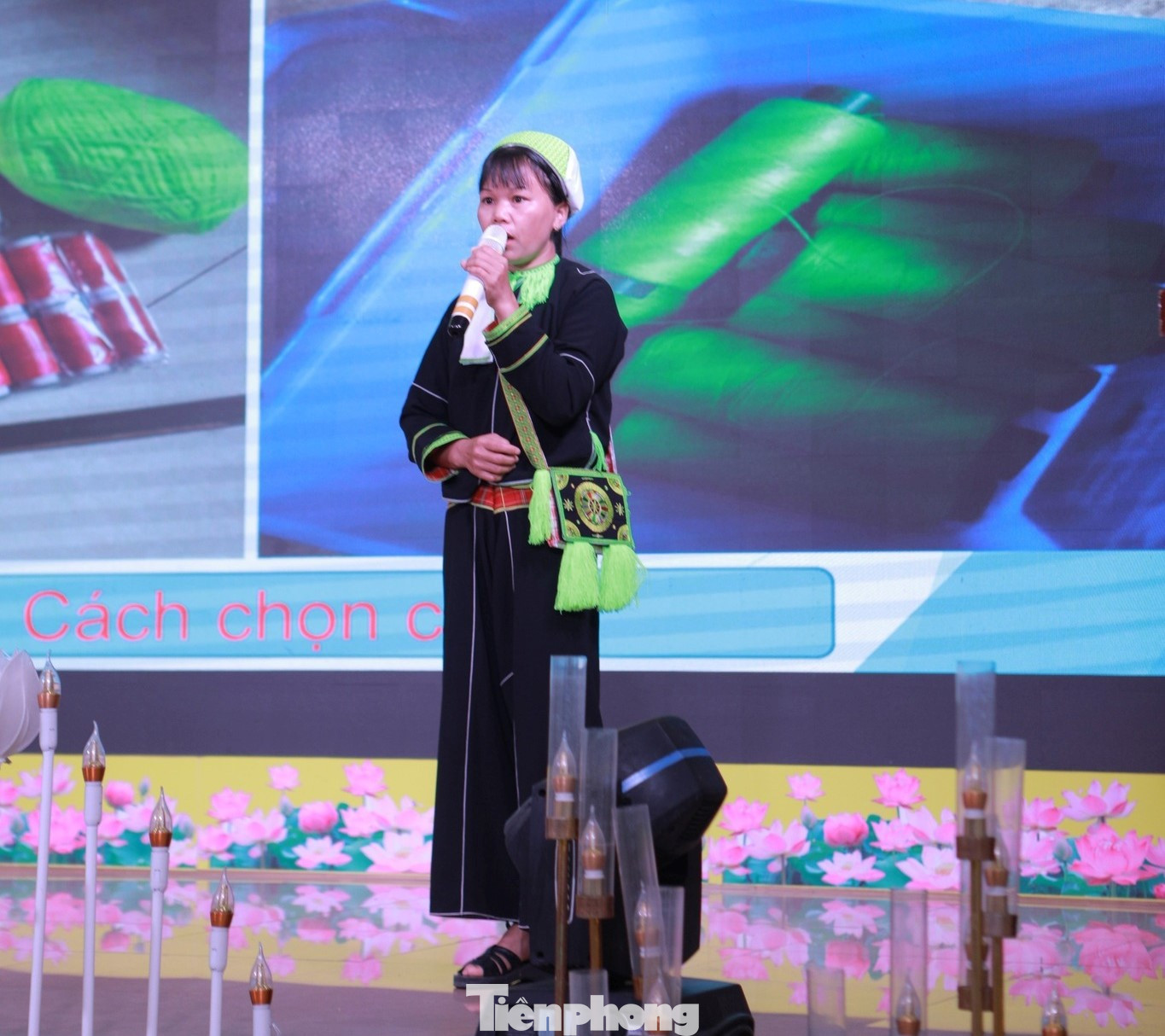 Phụ nữ Tày, Nùng huyện Cao Lộc chia sẻ kinh nghiệm làm khăn đội đầu truyền thống. Ảnh: Duy Chiến Phụ nữ Tày, Nùng huyện Cao Lộc chia sẻ kinh nghiệm làm khăn đội đầu truyền thống. Ảnh: Duy Chiến