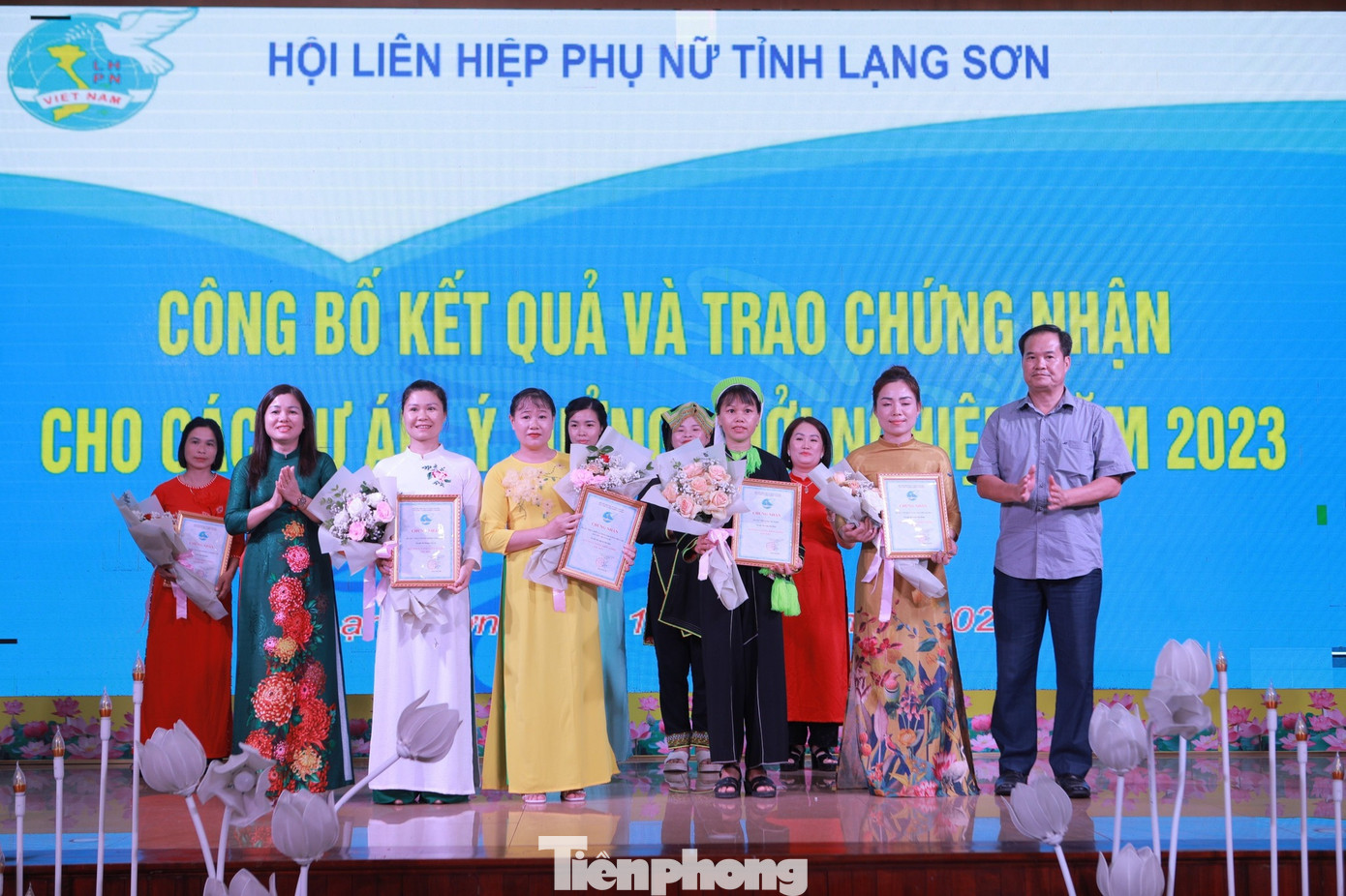Trao giải cho những ý tưởng khởi nghiệp xuất sắc. Ảnh: Duy Chiến Trao giải cho những ý tưởng khởi nghiệp xuất sắc. Ảnh: Duy Chiến
