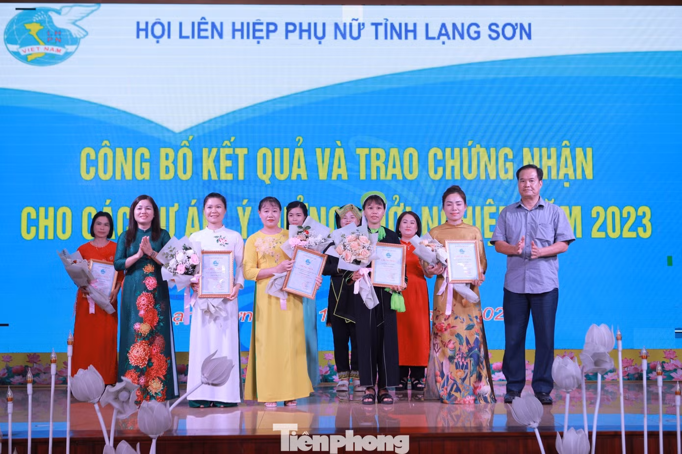 Trao giải cho những ý tưởng khởi nghiệp xuất sắc. Ảnh: Duy Chiến Trao giải cho những ý tưởng khởi nghiệp xuất sắc. Ảnh: Duy Chiến